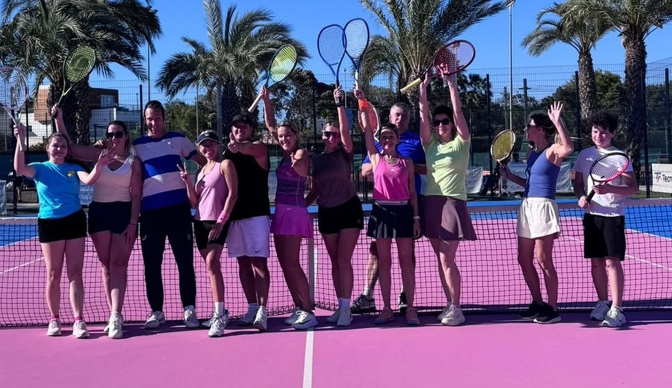 Groupe de joueurs en stage tennis et yoga à Alicante