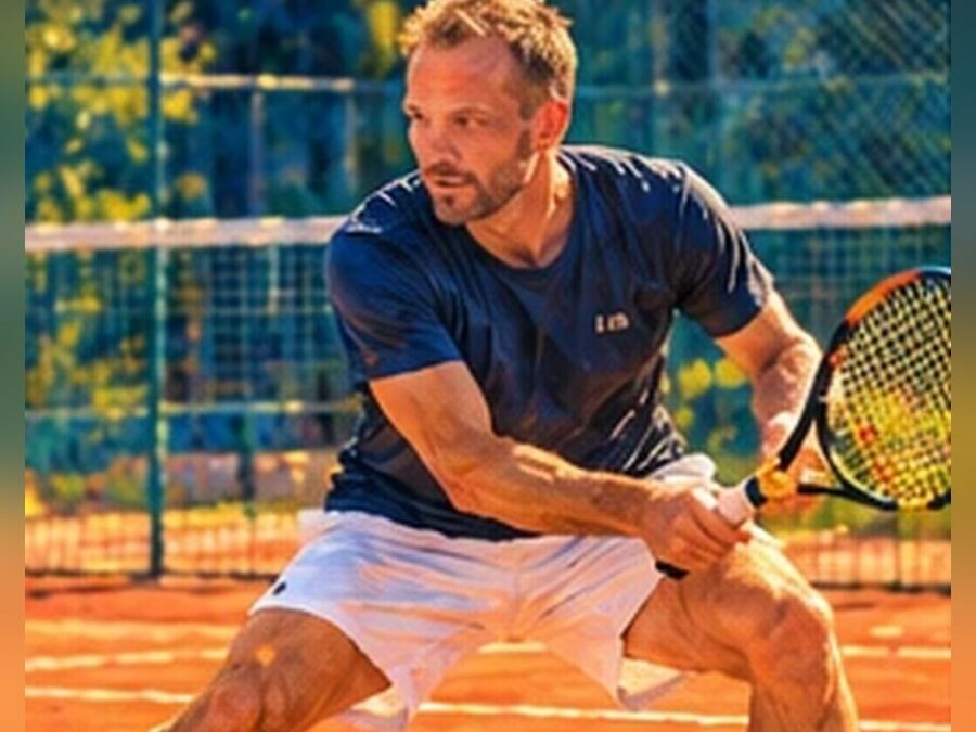 Joueur de tennis fléchi en position d’attente sur terre battue, entre les frappes, attaque, défense et coup d’attente